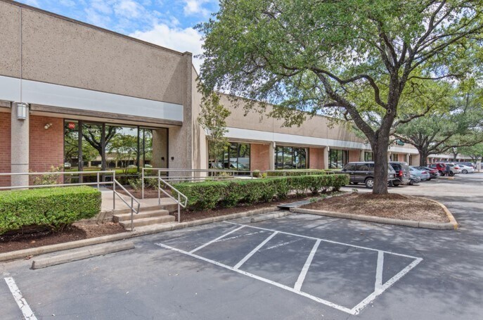 More Photos Of 2120 W Braker Ln, Austin Light Distribution For Lease