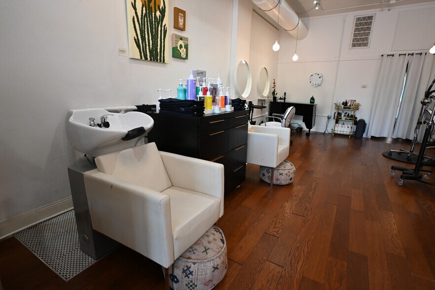 More Photos Of 911 E Cesar Chavez St, Austin Storefront For Lease