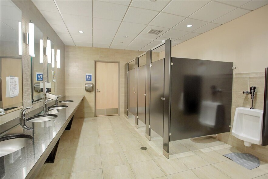 More Photos Of 1000 N Cameron St, Harrisburg Flex For Lease