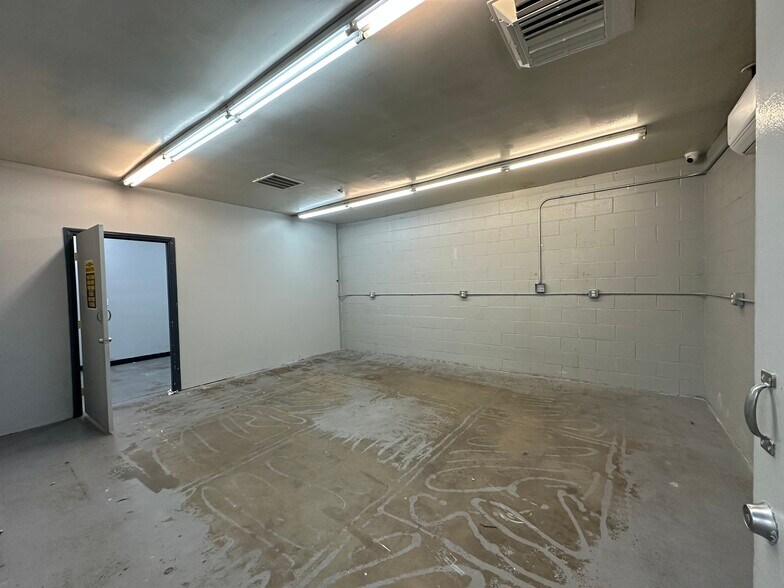 More Photos Of 9525 Owensmouth Ave, Chatsworth Research And Development For Lease