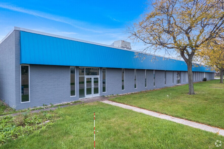 Primary Photo Of 3401-3411 Commercial Ave, Northbrook Warehouse For Sale