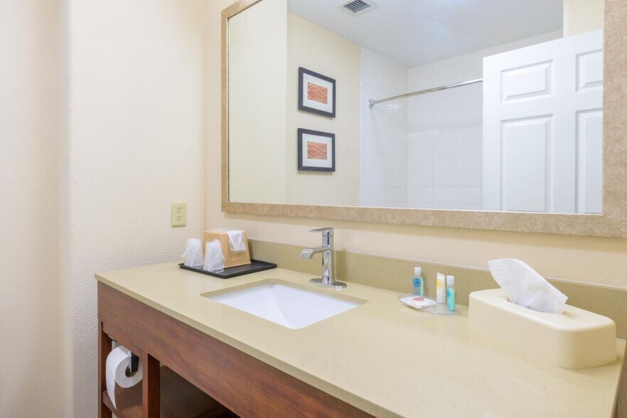 More Photos Of 801 S John Ben Shepperd Pky, Odessa Hotel For Sale