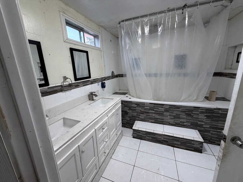More Photos Of Gage Ave, Bell Warehouse For Lease