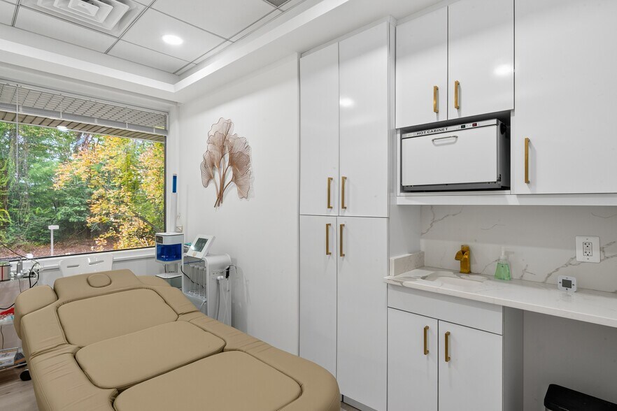 More Photos Of 7601 Lewinsville Rd, McLean Medical For Sale