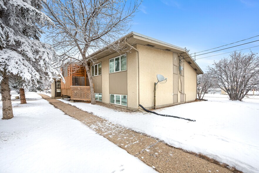 More Photos Of 4504 56A Av, Lloydminster Apartments For Sale