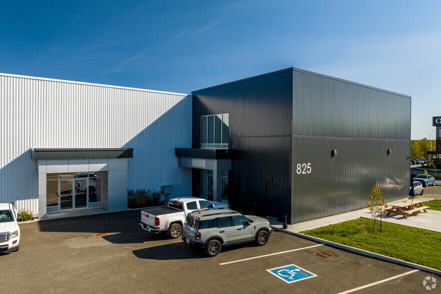 More Photos Of 825-855 Rue Bernard, Granby Industrial For Lease