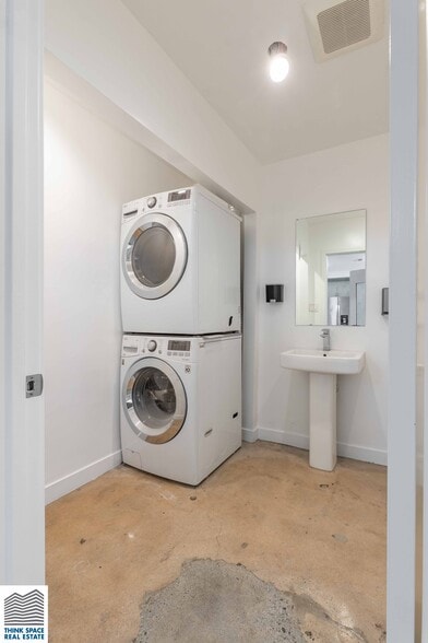 More Photos Of 913-915 N Highland Ave, Los Angeles Showroom For Sale