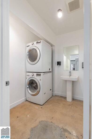 More Photos Of 913-915 N Highland Ave, Los Angeles Loft Creative Space For Lease