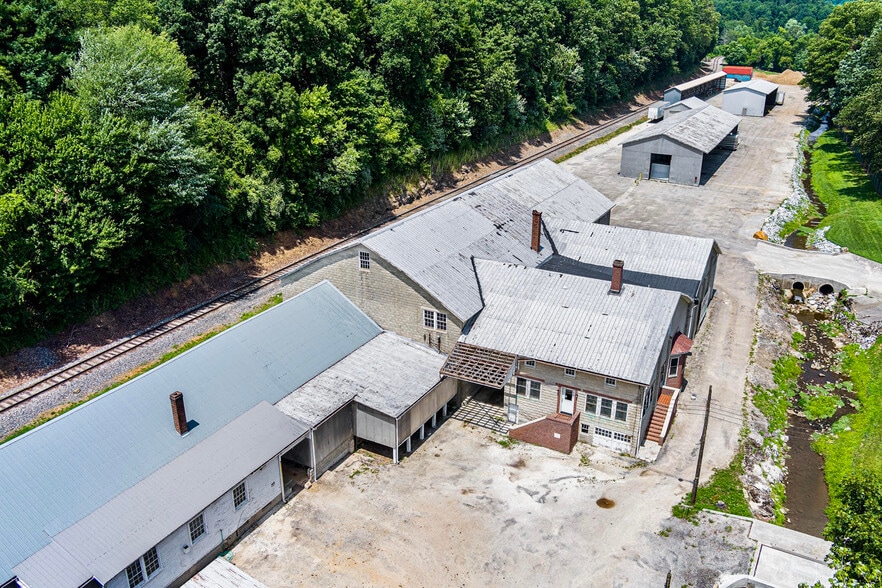 More Photos Of 8106 Intersection Rd, Glen Rock Warehouse For Lease