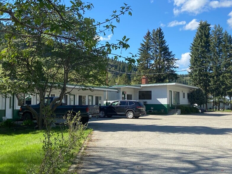 More Photos Of 455 Government St S, Greenwood Hotel For Sale