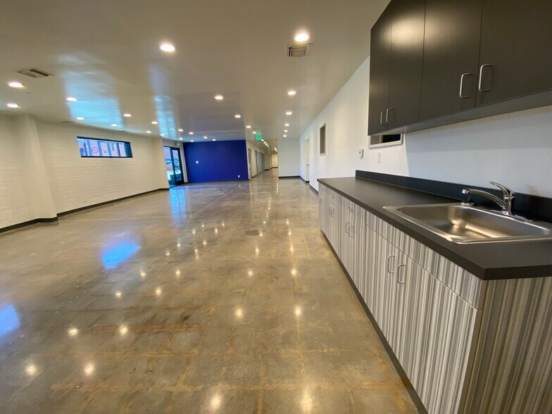 More Photos Of 4209 Vanowen Pl, Burbank Warehouse For Lease