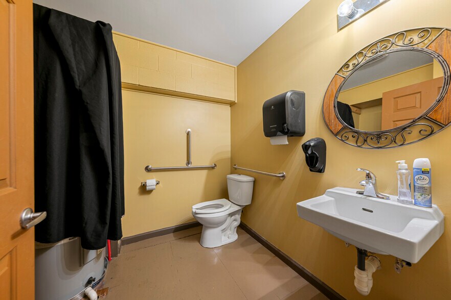 More Photos Of 205 N Race St, Glasgow Storefront Retail Office For Sale