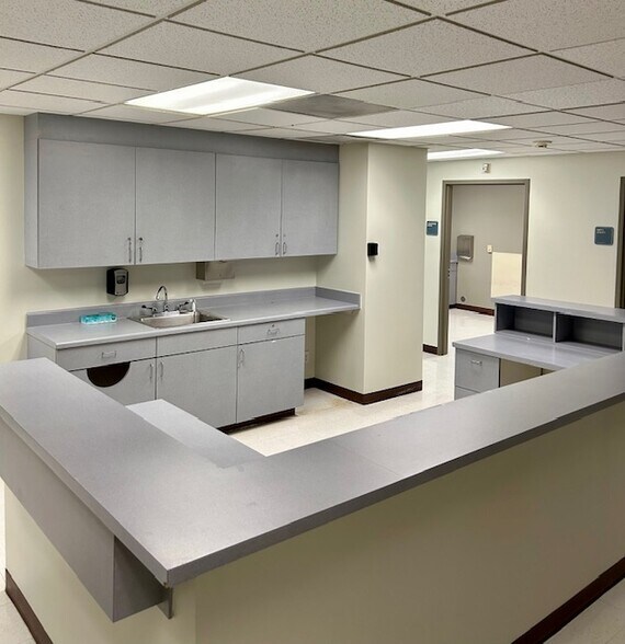 More Photos Of 1390 Biddle Rd, Medford General Retail For Lease