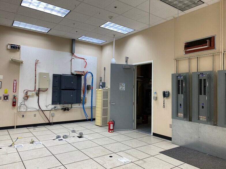 More Photos Of 260 Shady Elm Rd, Winchester Warehouse For Lease