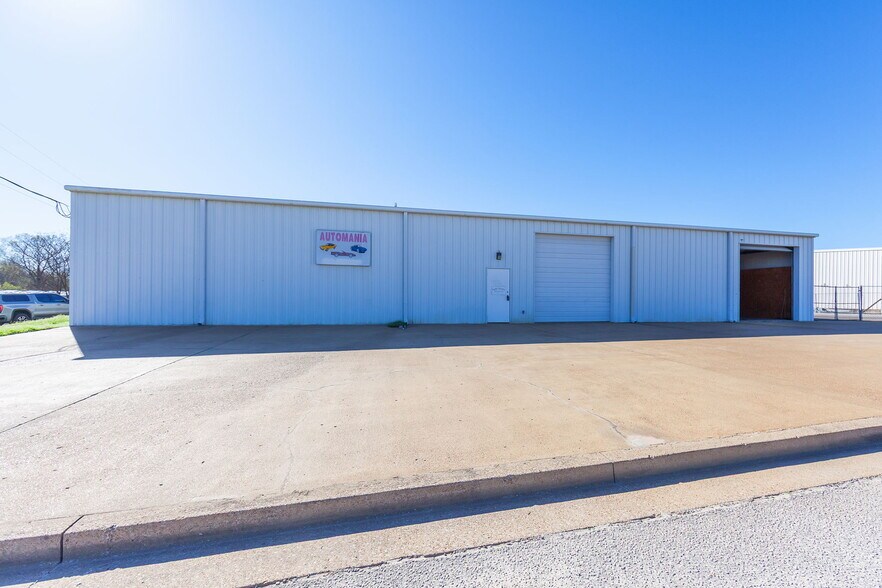 More Photos Of 39 N Madison Dr, Humboldt Showroom For Sale