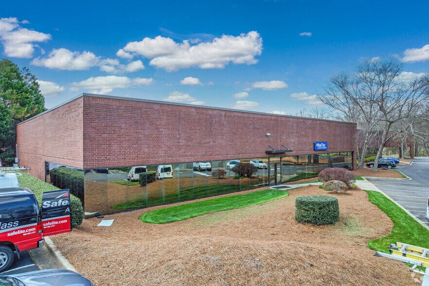 More Photos Of 9625 Southern Pine Blvd, Charlotte Light Distribution For Lease