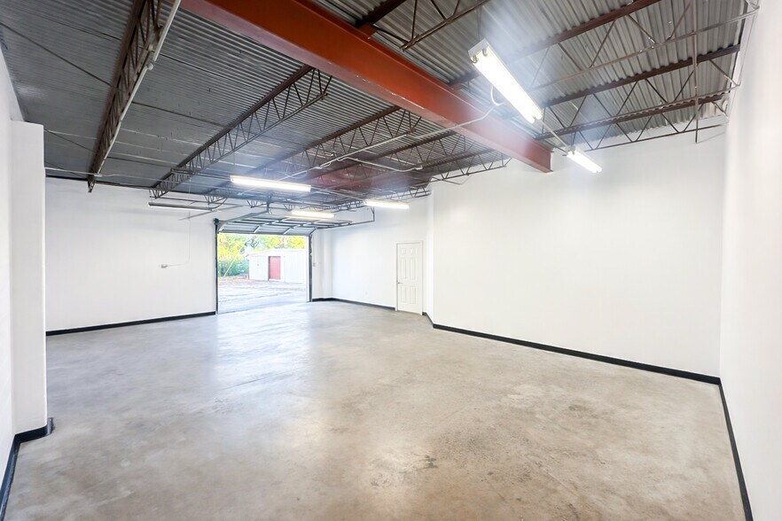 More Photos Of 11720 Warfield St, San Antonio Light Manufacturing For Lease