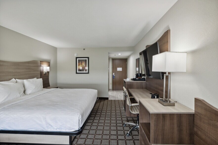 More Photos Of 126 Expressway Dr, Manchester Hotel For Sale