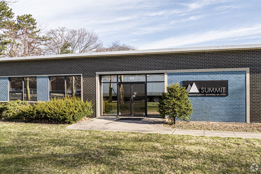 More Photos Of 59 Spence St, Bay Shore Warehouse For Lease