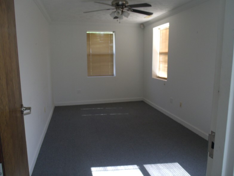 More Photos Of 1000 Elm St, Fulton Freestanding For Sale