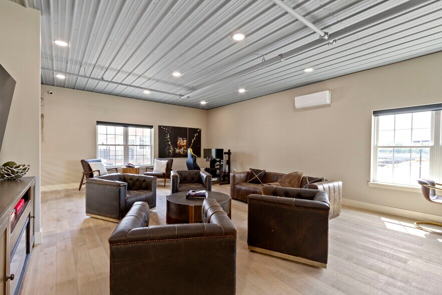 More Photos Of 17745 Motor District Cir, Westfield Showroom For Sale