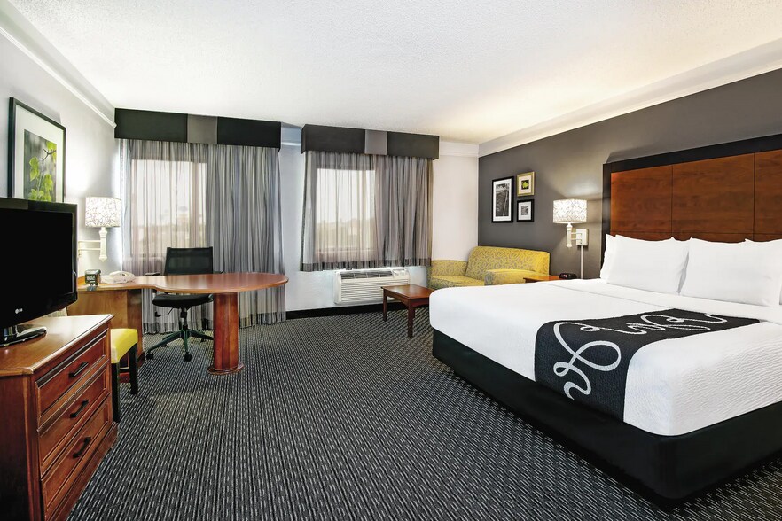 More Photos Of 5215 Interstate 10 E, Baytown Hotel For Sale