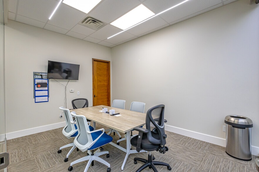 More Photos Of 302 Crossroads Loop, Laredo Office For Lease