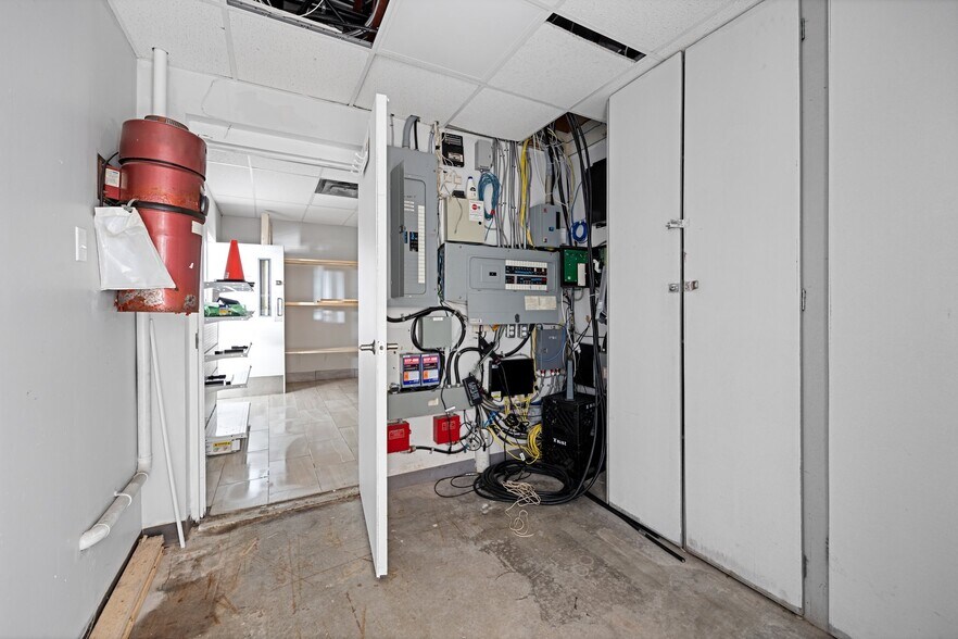 More Photos Of 33 Oak St E, Leamington Convenience Store For Sale