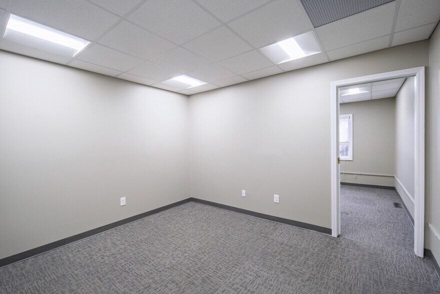 More Photos Of 404 Troy Schenectady Rd, Latham Office Residential For Lease