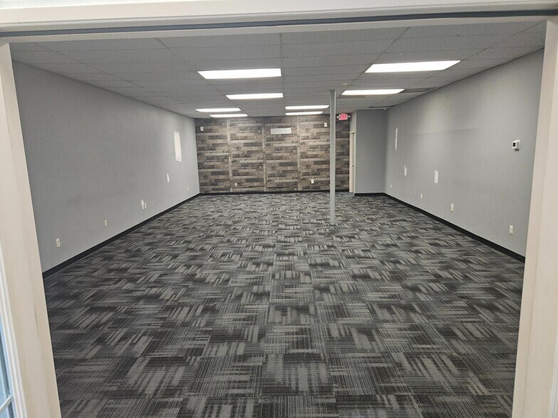 More Photos Of 16027-16029 SE McLoughlin blvd, Milwaukie General Retail For Lease