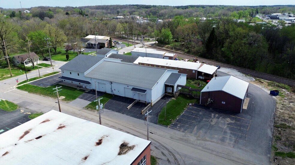 More Photos Of 450 Campbell St, Valparaiso Service For Lease