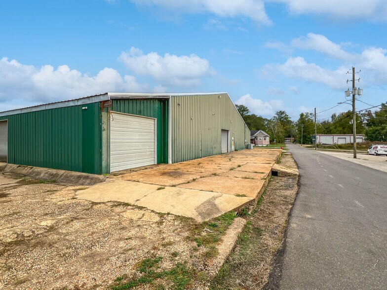 More Photos Of 2721 10th St, Northport Warehouse For Lease