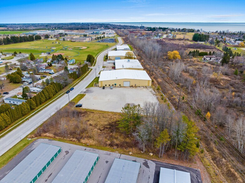 More Photos Of 815-925 E Albert Dr, Manitowoc Warehouse For Lease