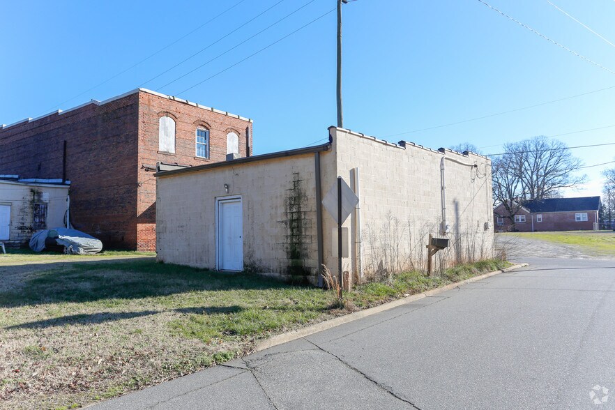 More Photos Of 20 W 11th St, Newton Storefront For Lease