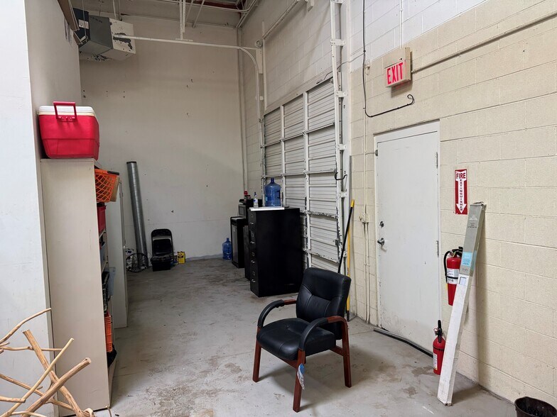 More Photos Of 1080-1098 Frances Dr, Streamwood Warehouse For Lease