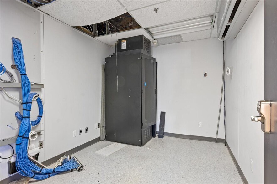 More Photos Of 2 Brock St W, Uxbridge Storefront Retail Office For Lease