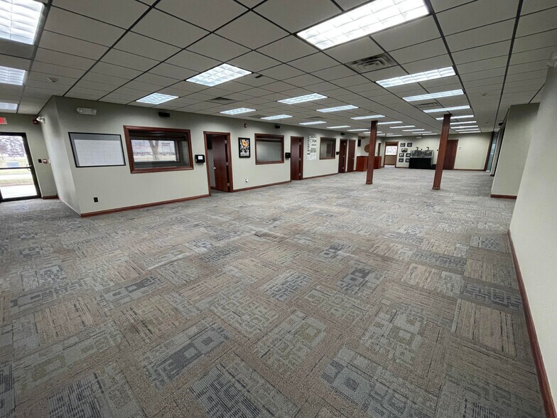 More Photos Of 1014 SE Lorenz Dr, Ankeny Warehouse For Lease