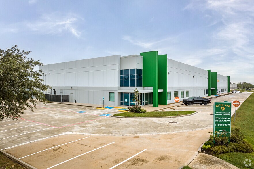 More Photos Of 11810 W Fairmont Pky, La Porte Warehouse For Lease