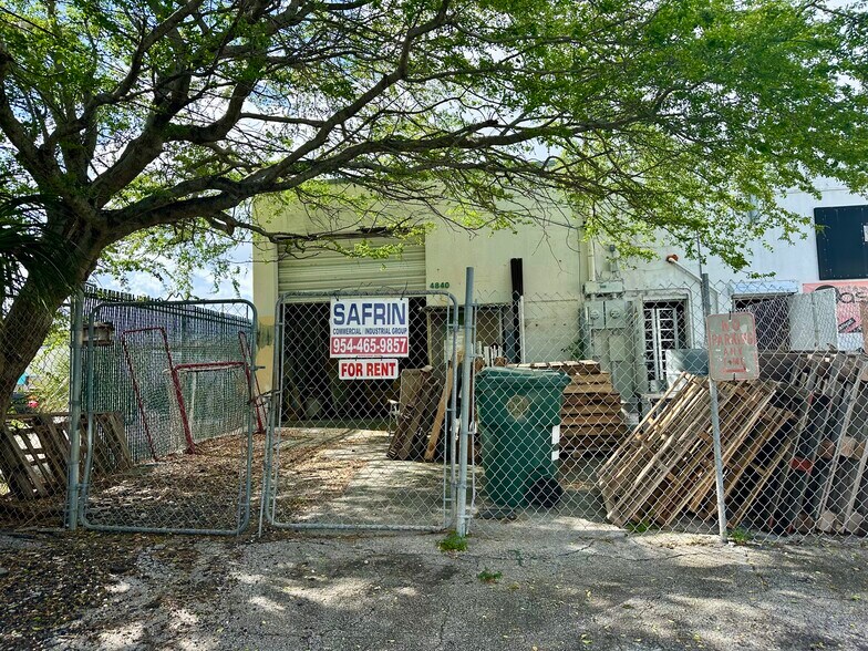 More Photos Of 4840-4860 N Dixie Hwy, Oakland Park Warehouse For Lease
