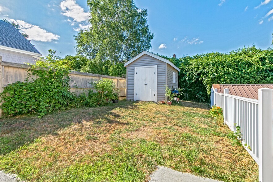 More Photos Of 35 Nehantic Dr, Niantic Storefront Retail Residential For Sale