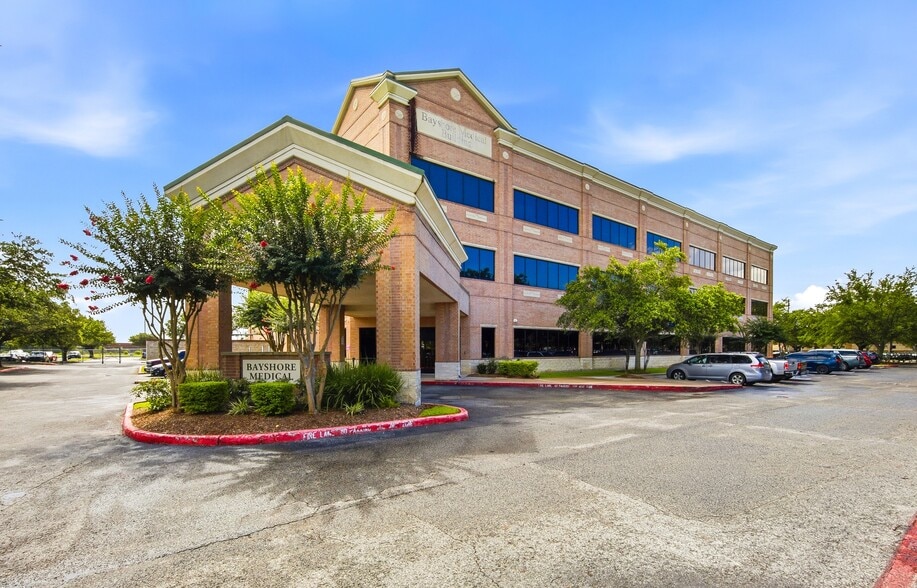 More Photos Of 3333 Bayshore Blvd, Pasadena Medical For Lease