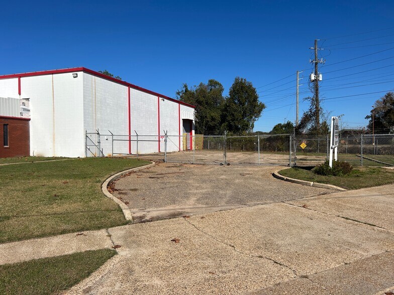 More Photos Of 100 N Bessemer Ave, Mobile Service For Lease