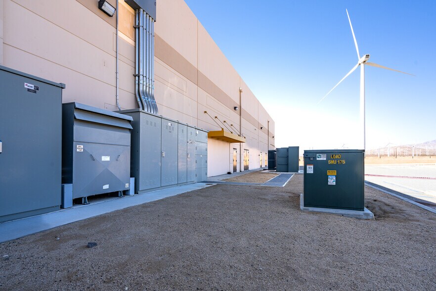 More Photos Of 19533 McLane St, Palm Springs Distribution For Sale