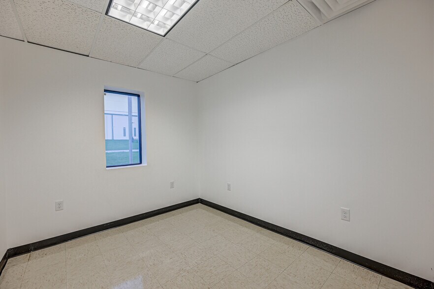 More Photos Of 20 Willow Springs Cir, York Warehouse For Lease