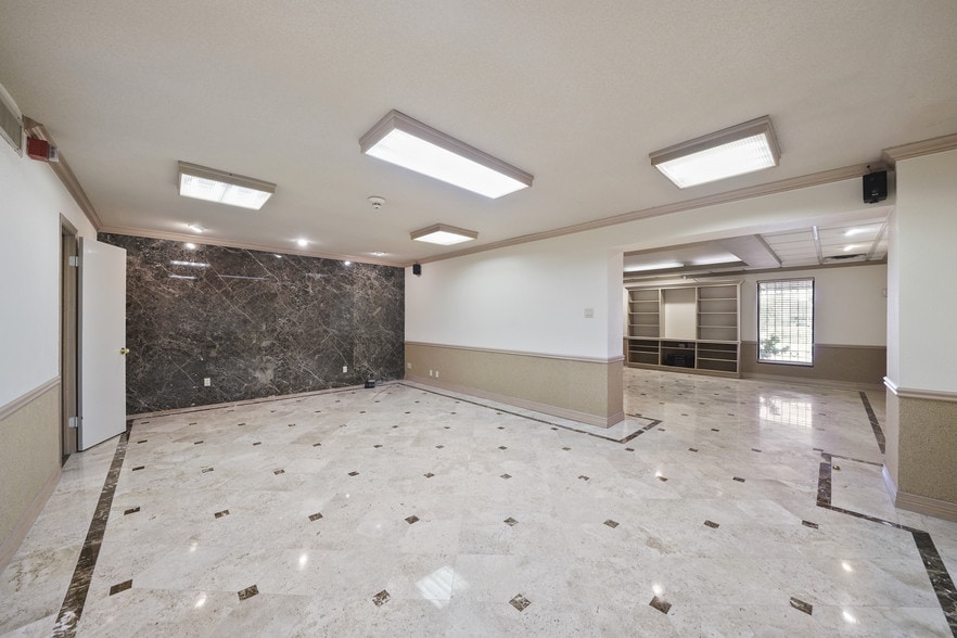 More Photos Of 3007 Crossview Dr, Houston Showroom For Sale