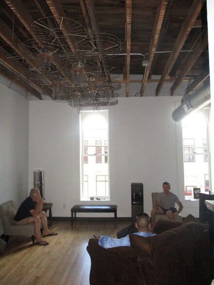 More Photos Of 221-223 E State St, Rockford Storefront Retail Residential For Lease