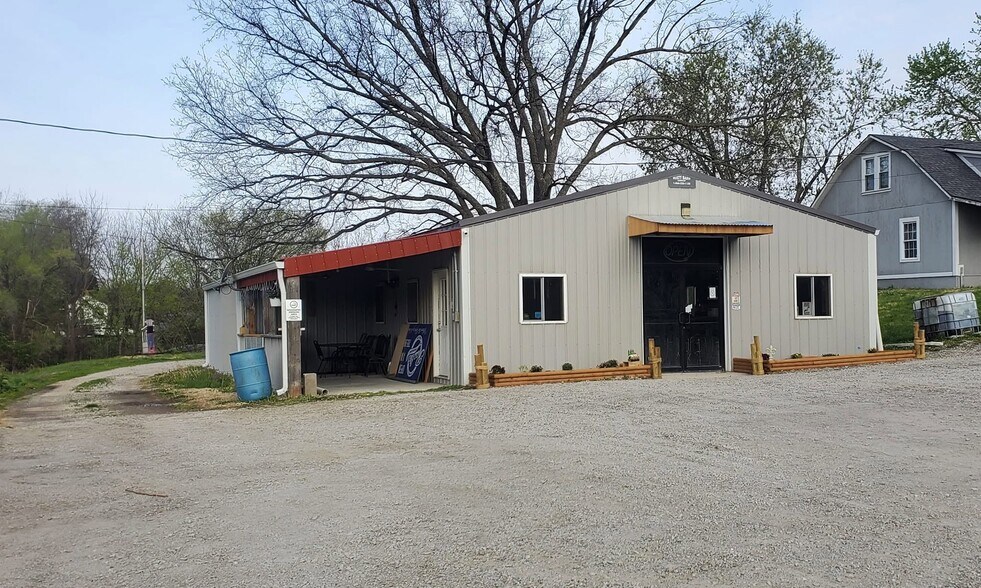 More Photos Of 412 W Locust St, Troy General Retail For Sale