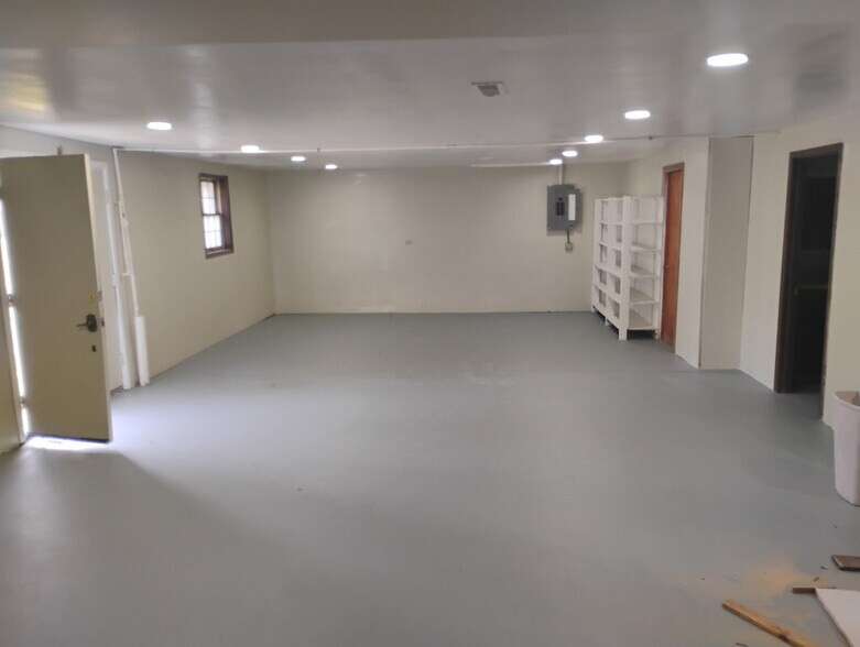 More Photos Of 210 Springfield Rd, Gillespie Flex For Sale