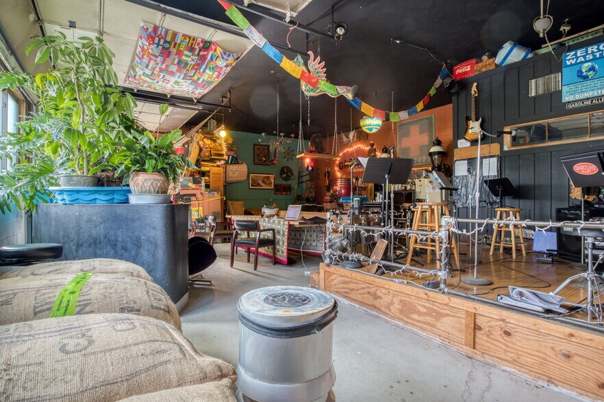 More Photos Of 250 Albany St, Springfield Showroom For Lease