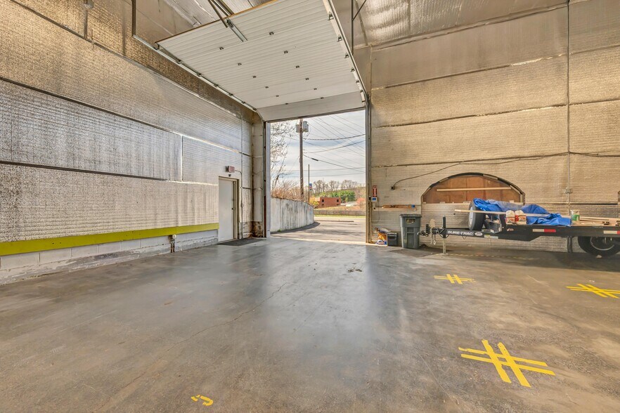 More Photos Of 2391 S Main St, Waterbury Showroom For Sale